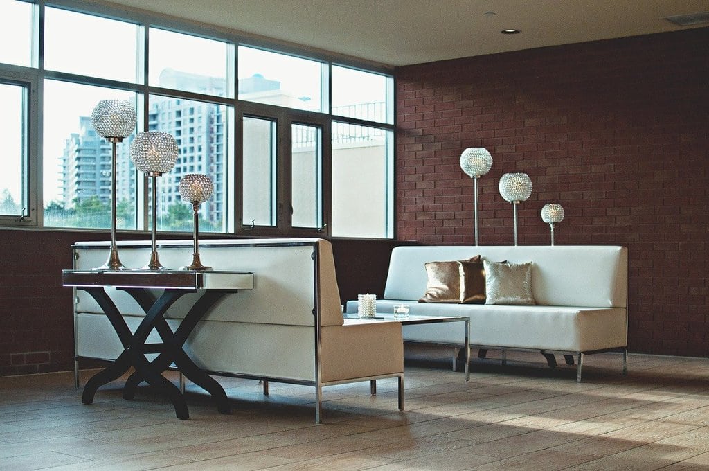 Comment décorer un salon moderne en 2025 : 10 idées tendances